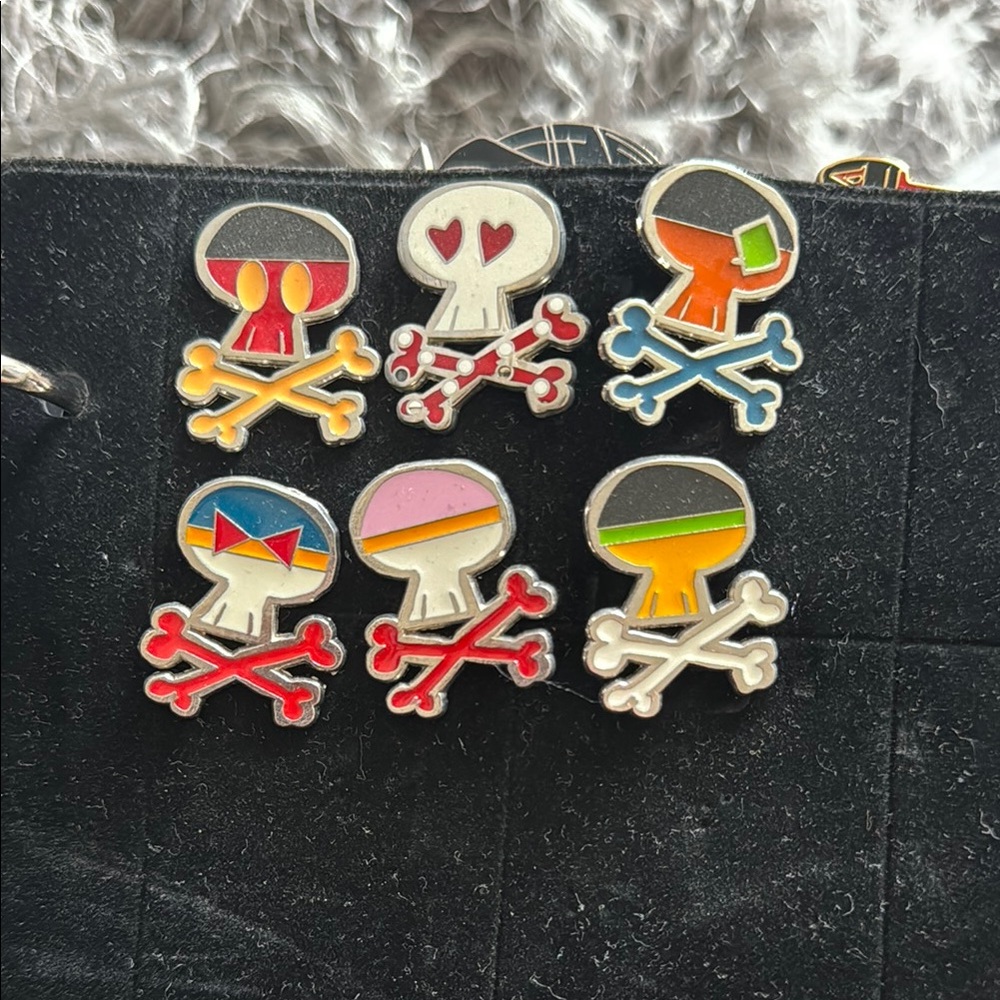 Disney Crossbones Pins set